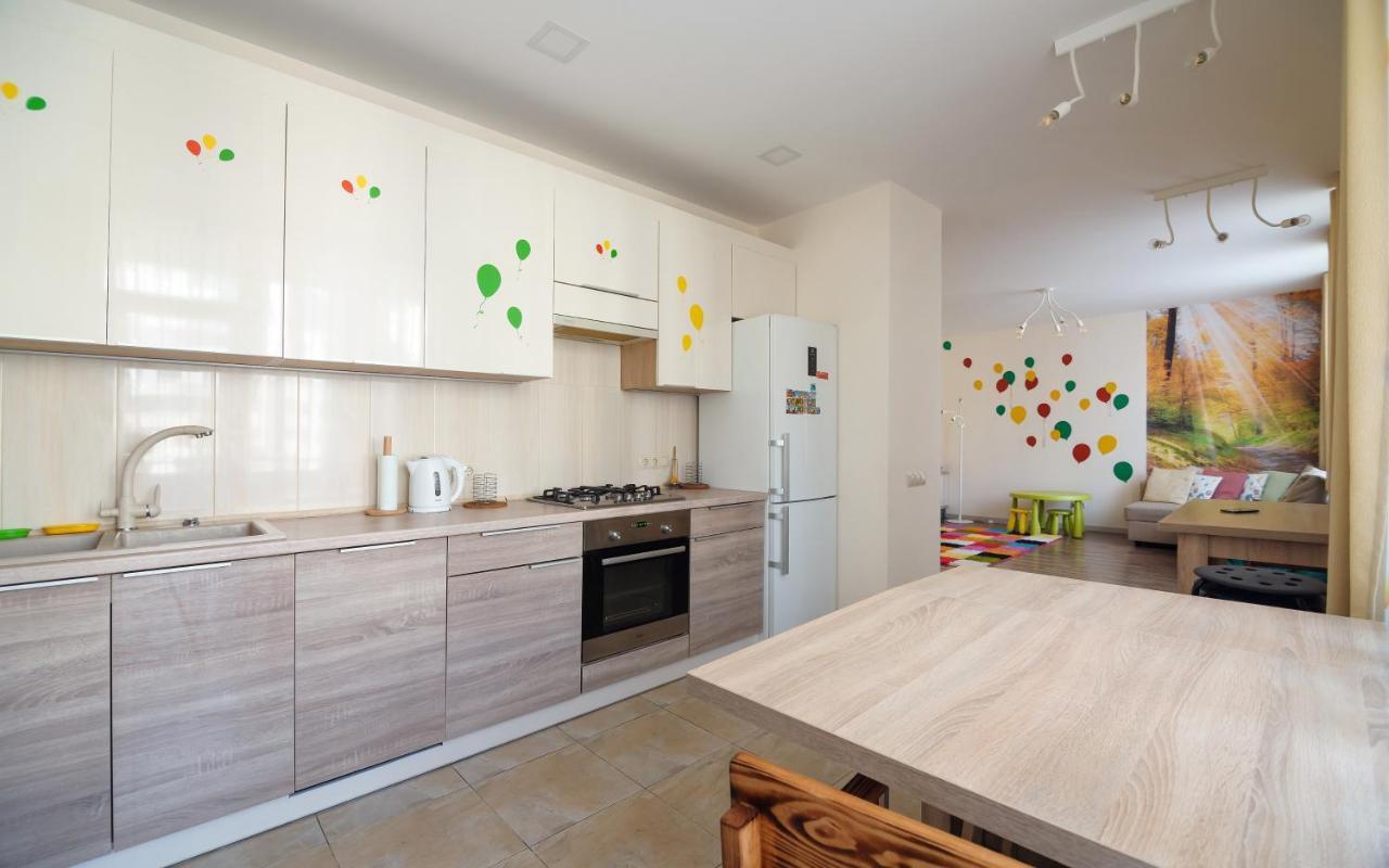 Colored Balloons - 3 Bedrooms, 3 Bathrooms, Equipped Large Apartments Lviv Bagian luar foto