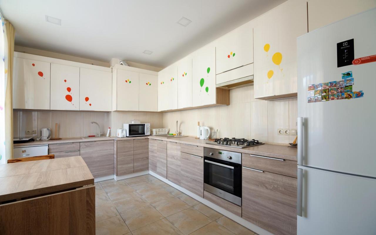 Colored Balloons - 3 Bedrooms, 3 Bathrooms, Equipped Large Apartments Lviv Bagian luar foto