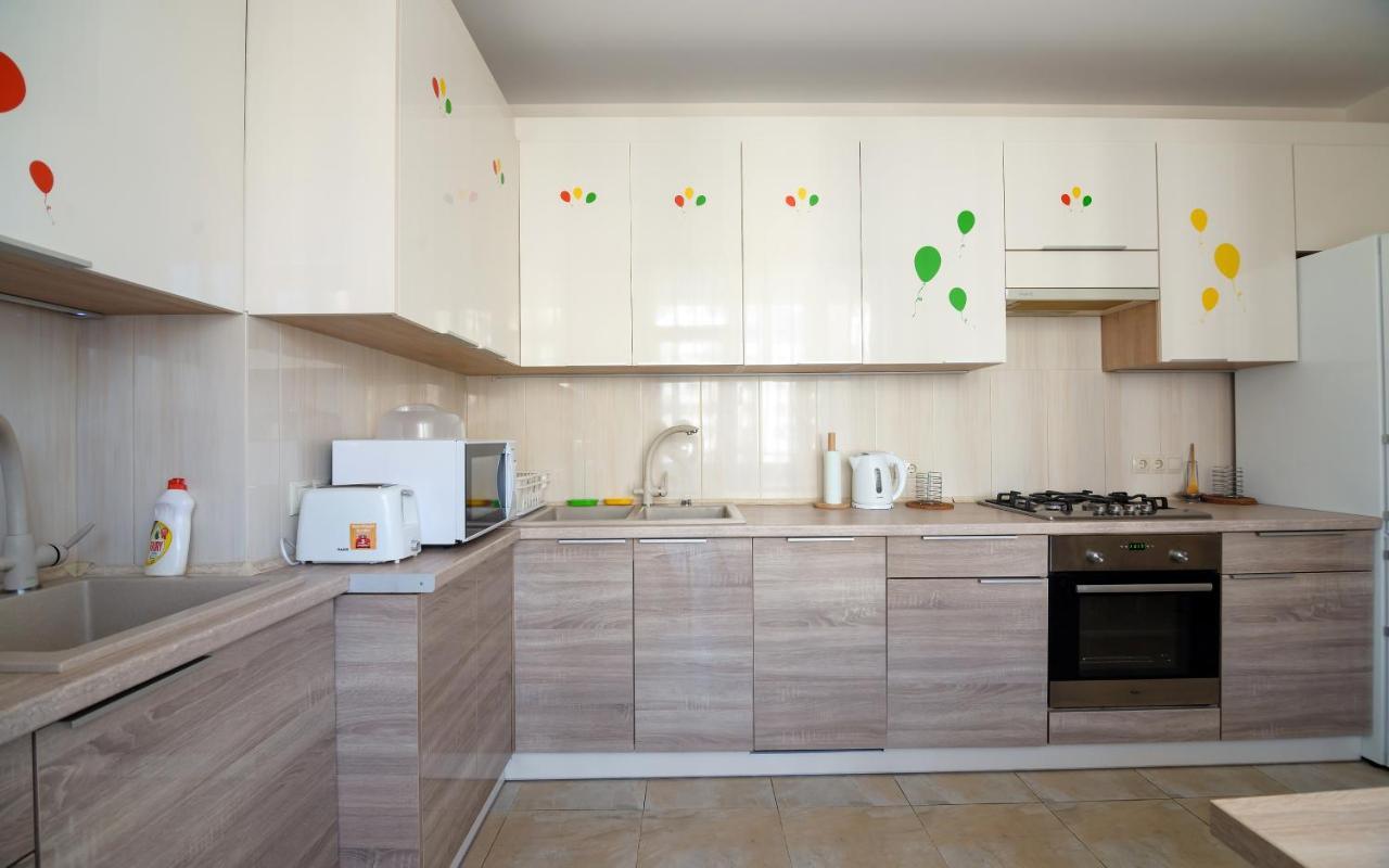 Colored Balloons - 3 Bedrooms, 3 Bathrooms, Equipped Large Apartments Lviv Bagian luar foto